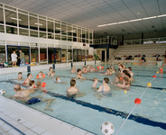 838560 Afbeelding van het peuter- en kleuterzwemmen in het gerenoveerde Zwembad Merwestein (Merweplein 1) te Nieuwegein.